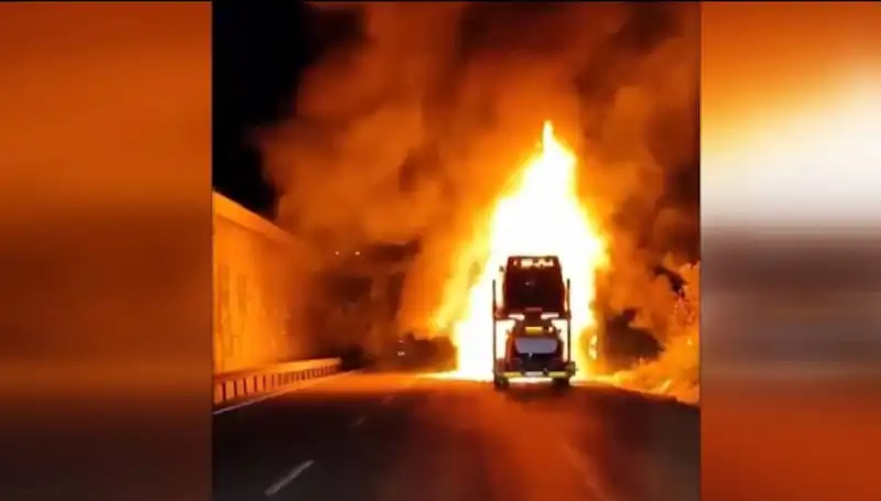 Tırda Yangın Felaketi: 8 Araç Alev Alev Yandı