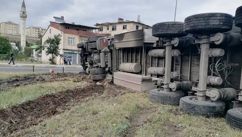 Freni Boşalan TIR Dehşet Saçtı: Erzurum'da Yürekleri Ağızlara Getiren Kaza