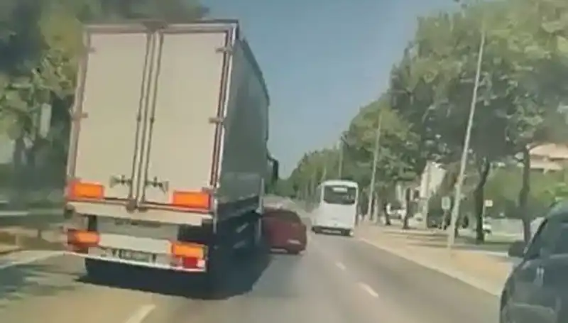 Bursa'da Meydana Gelen Kör Nokta Kazası Trafiği Felç Etti