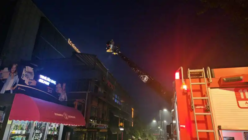 Beşiktaş'ta 3 Katlı Restoranda Korkutan Yangın, İzleyenleri Şoke Etti