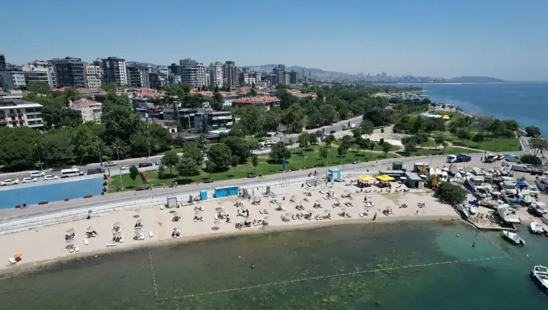 İstanbul’un Sıcak Havası Caddebostan Sahilini Alev Alev Yaktı!