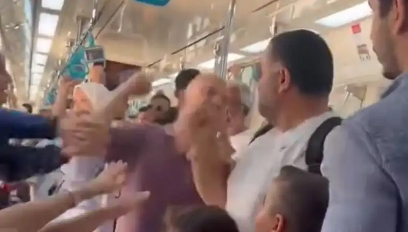 Marmaray'da Yüzlerce Yolcunun Gözleri Önünde Yumruklu Kavga: Neler Oldu?