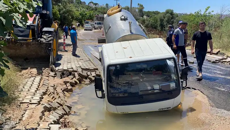 Bodrum’da Su Hattı Patladı! Tanker Çukura Düşerek Kaza Yaptı
