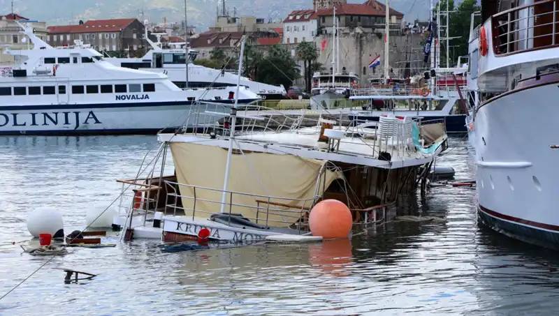 Hırvatistan'da Fırtına Felaketi: Feribotun Çarptığı Gemi Batıyor